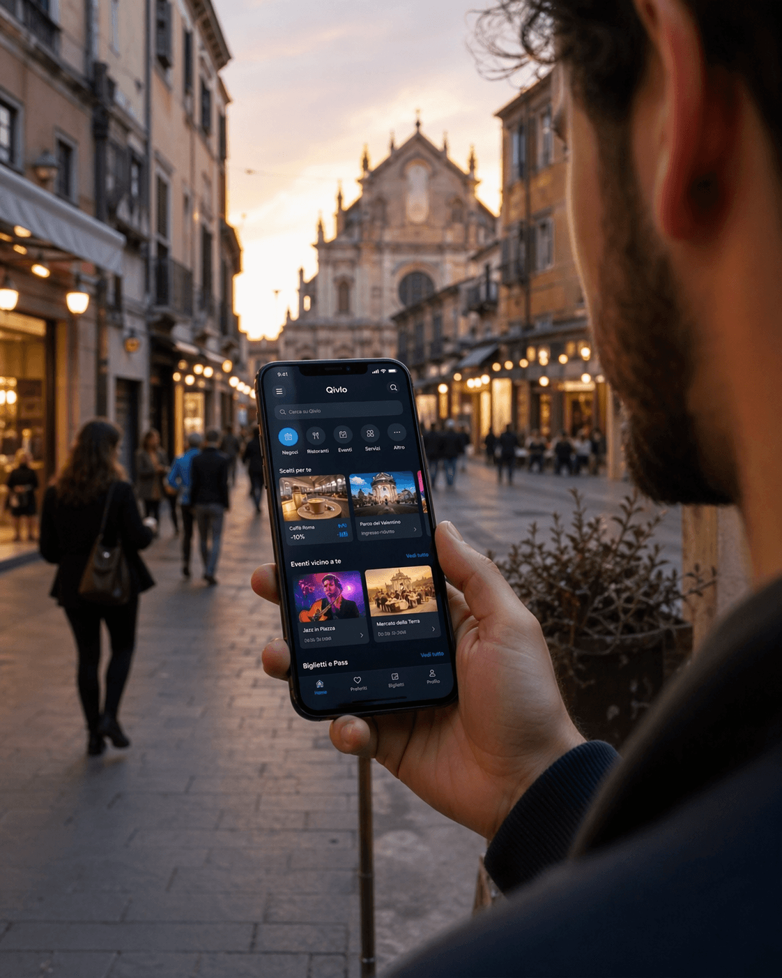 Una persona usa Qivlo mentre passeggia in città